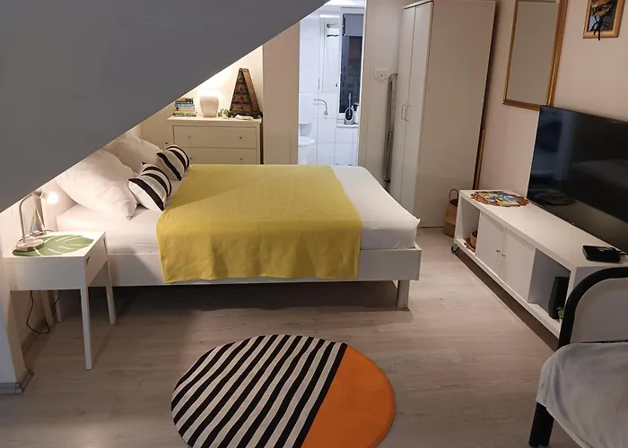 Funky Place, Near Center And * Split